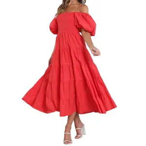 Une vue d'ensemble d'une robe midi d'été rouge à volants avec épaules dénudées et manches bouffantes