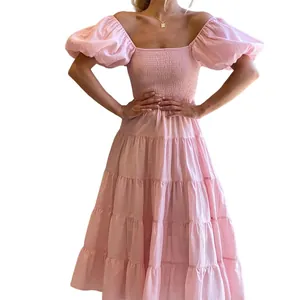 Vue détaillée de la robe midi rose à volants et manches bouffantes pour l'été