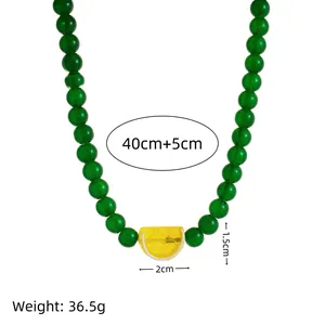 Collana estiva fatta a mano con perle verdi, ciondolo a limone e dimensioni