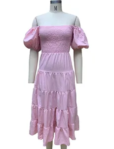 Robe midi rose à épaules dénudées avec manches bouffantes et corsage smocké chic