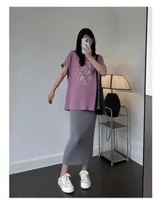 Jupe longue de maternité en maille grise, avec t-shirt oversize et chaussures.