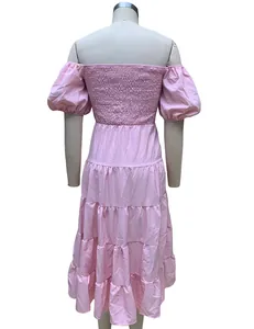 Vue arrière d'une robe rose à épaules dénudées avec manches bouffantes et corsage froncé