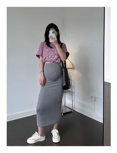 Modèle portant une jupe longue en tricot gris pour femmes enceintes dans un cadre lifestyle