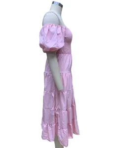 Vue latérale d'une robe d'été rose à épaules dénudées avec manches bouffantes chic.