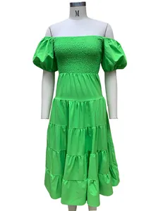 Robe verte à épaules dénudées sur un mannequin blanc, vue de face détaillée