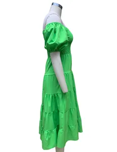 Vue latérale détaillée d'une robe longue verte à épaules dénudées et manches bouffantes
