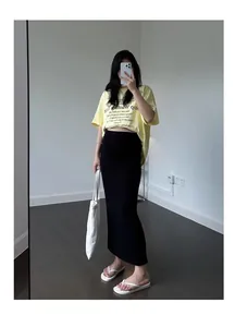 Jupe de maternité longue en tricot noir pour un confort automnal chic