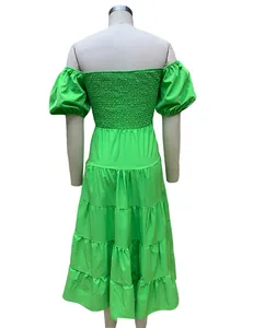 Vue arrière d'une robe verte à épaules dénudées avec corsage smocké et manches bouffantes.