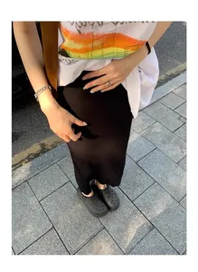 Vue détaillée d'une jupe crayon de maternité en tricot noir dans un style urbain