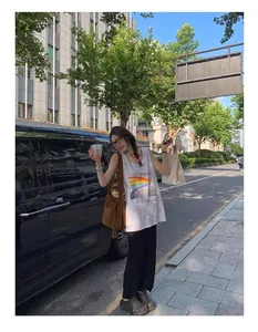 Jupe de maternité en maille noire, coupe droite, présentée dans un look de rue décontracté