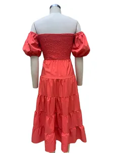Vue arrière d'une robe longue corail à épaules dénudées avec manches bouffantes et smocks