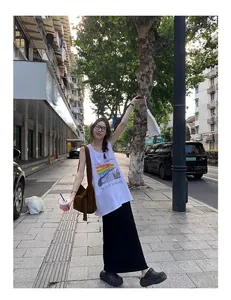 Jupe longue de maternité en tricot noir portée par un mannequin dans une rue urbaine