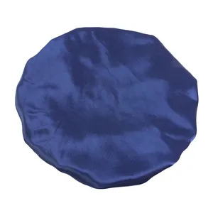 Nahaufnahme einer dunkelblauen doppellagigen Satin-Schlafhaube mit glatter Seidentextur.