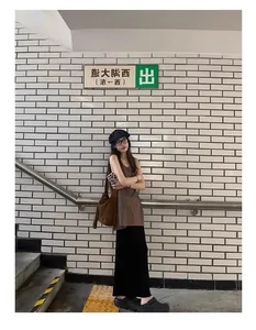 Mannequin portant une jupe longue de grossesse en maille noire dans un décor urbain