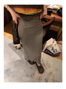 Détail d'une jupe midi de maternité en tricot gris, coupe droite pour l'automne et l'hiver