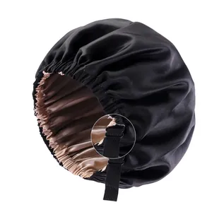 Detailansicht des verstellbaren elastischen Bandes und der Schnalle dieser Satin-Schlafmütze