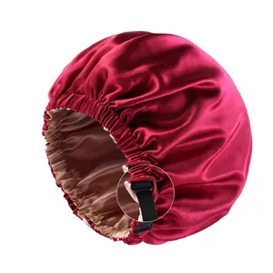 Detailansicht des verstellbaren elastischen Bandes mit Schnalle an der roten Schlafhaube