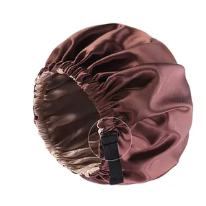 Detaillierte Nahaufnahme der verstellbaren Schnalle an einer braunen Satin-Schlafhaube.