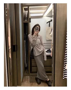 Détail de style d'une jupe midi de maternité en maille grise en selfie miroir