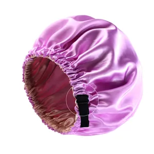Nahaufnahme der verstellbaren Schnalle an einer lila Satin-Schlafhaube für Haare