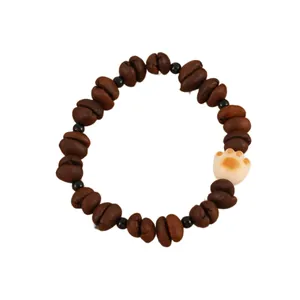 Pulsera hecha a mano de granos de café reales con detalle de dije de pata de gato