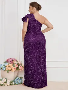 Elegante vista posteriore di un abito da sera viola con paillettes monospalla per eventi