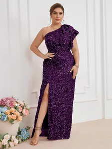 Abito da sera viola con paillettes, monospalla con spacco alto e volant eleganti.