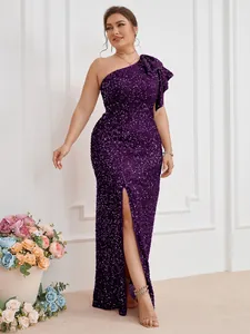 Elegante abito da sera in paillettes viola con monospalla e spacco alto sulla gamba.