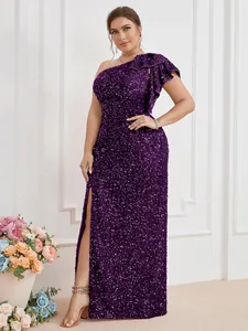 Dettaglio dell'elegante abito da sera in paillettes viola con balze monospalla e spacco