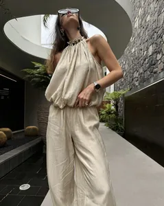 Elegante set beige con top a lupetto plissettato e pantaloni a gamba larga in lino