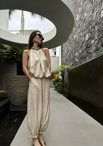 Elegante set in lino beige con top a lupetto con perline e pantaloni a lanterna