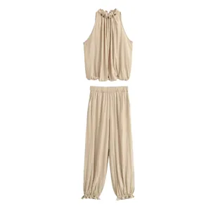 Vista dettagliata del completo beige a due pezzi con top all'americana e pantaloni lanterna