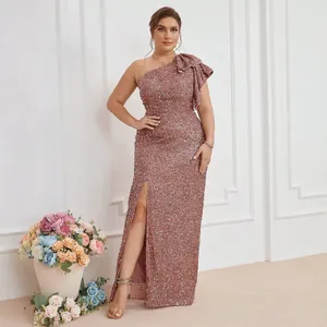 Elegante abito da sera in paillettes oro rosa, monospalla con ruches e spacco alto