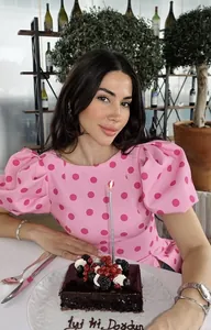 Lifestyle-Ansicht eines rosa gepunkteten Oberteils mit Puffärmeln, getragen von einem Model.
