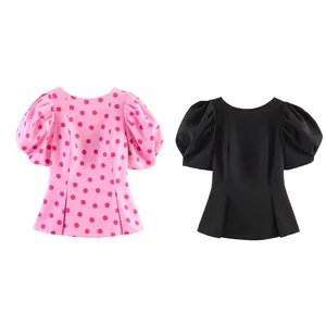 Ein direkter Vergleich eines rosa gepunkteten und eines schwarzen Puffärmel-Tops