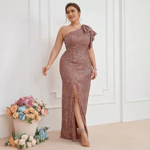Elegante abito da sera in oro rosa con paillettes, monospalla con spacco alto e volant
