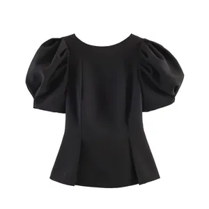 Elegantes schwarzes Oberteil mit Puffärmeln, Detailansicht von Stoff und Schnitt