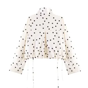 Rückansicht einer weißen Polka-Dot-Jacke mit Kordelzug am Saum und Falten