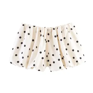 Detailansicht der weißen Ballon-Shorts mit schwarzem Punktmuster für einen Retro-Look.