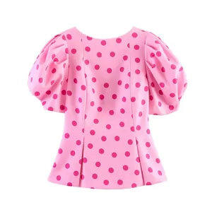 Vorderansicht einer rosa Polka-Dot-Bluse mit trendigen Puffärmeln und tailliertem Schnitt