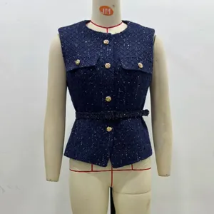 Detaillierte Ansicht einer marineblauen Pailletten-Tweed-Weste mit Goldknöpfen