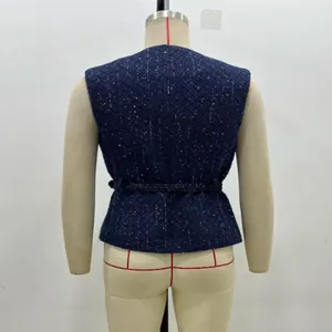 Detaillierte Rückansicht einer dunkelblauen Tweed-Weste mit Pailletten und Gürtel