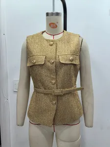Detailansicht der goldenen Pailletten-Tweedweste mit Knöpfen und Taillengürtel