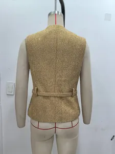 Detailansicht der Rückseite einer goldfarbenen Pailletten-Tweed-Weste mit passendem Gürtel