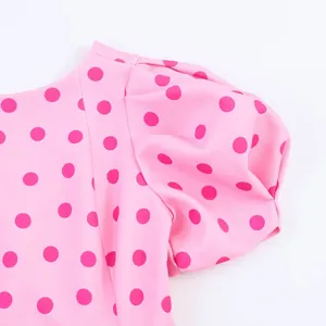 Nahaufnahme eines rosa gepunkteten Puffärmels an einem stilvollen Damenoberteil im EU-Stil