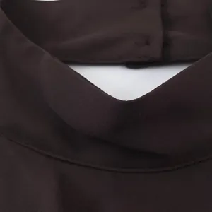 Detailansicht eines eleganten dunkelbraunen Neckholder-Oberteils aus Kreppstoff