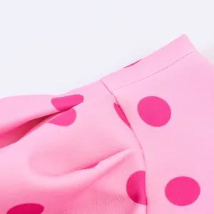 Detaillierte Nahaufnahme von rosa gepunktetem Muster und Puffärmel-Stofftextur