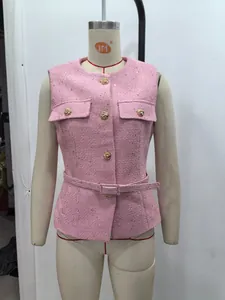 Elegante rosa Tweed-Weste mit Pailletten-Textur und Goldknöpfen, inklusive passendem Gürtel