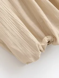 Dettaglio ravvicinato ad alta risoluzione del tessuto plissettato beige elastico
