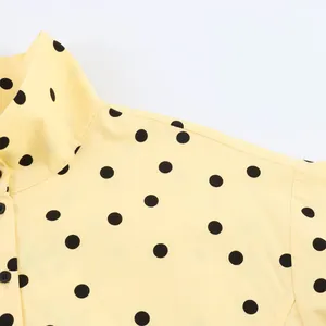 Detailansicht des Kragens und der Schulternähte einer gelben Punkjacke für Damen
